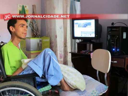 Gabriel A. de Almeida, 27 anos, é portador da Distrofia Muscular de Duchenne e mora no bairro Bonsucesso