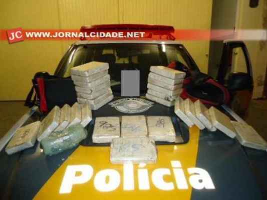 Segundo a Polícia Rodoviária, a droga estava escondida no porta-malas do carro, com placas de Olímpia (Foto: SSP-SP)