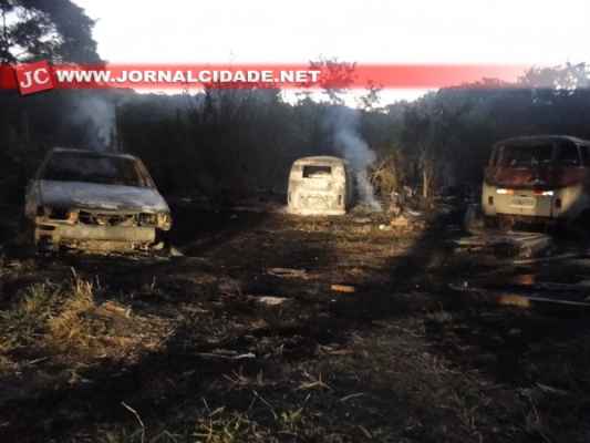 Ação pode ter sido criminosa e o morador, dono dos carros destruídos pelas chamas, estima ter um prejuízo de R$ 20 mil