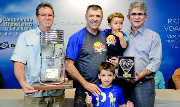 O presidente da CBB, Edison Romagnolli, e o prefeito Du Altimari entregam o troféu de campeão para o piloto Luiz Silvestre