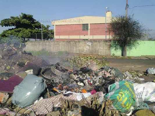 Populares atearam fogo em montes de lixo próximos de uma escola do bairro. Eram 15h30 e a unidade atingida pela fumaça estava em aula, com cerca de 200 alunos