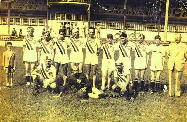 No acervo com 700 fotos expostas, a primeira é datada de 1906, o Anhangás Football Club