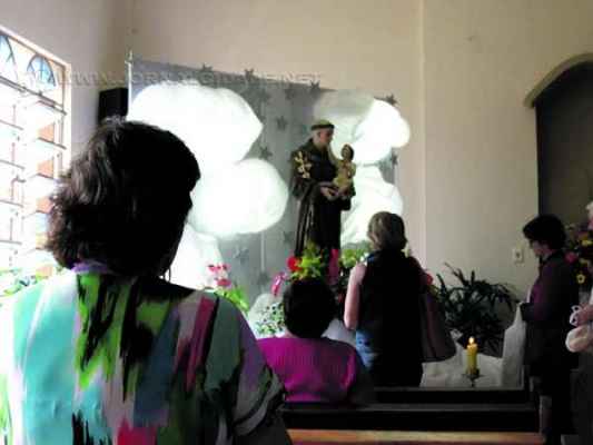Na Igreja, a imagem de Santo Antônio foi decorada com flores e recebeu muitos devotos