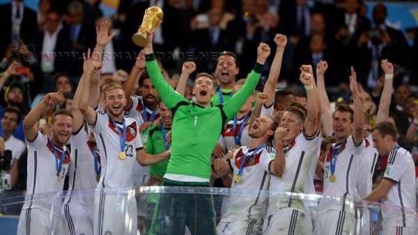 Manuel Neuer, eleito melhor goleiro da Copa, levanta a taça de campeão (Lars Baron/FIFA/Getty Images)