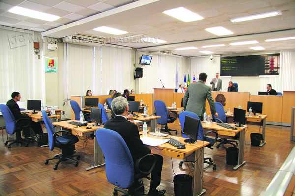 Sem a presença do atual presidente, que estaria em Brasília, o vereador Julinho Lopes (PP) presidiu a sessão dessa quarta (30)
