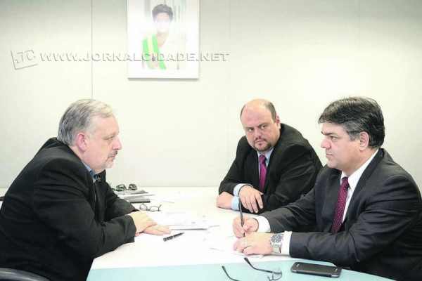 Na imagem enviada pela assessoria de imprensa de Limeira, o prefeito Hadich (PSB) com o ministro Berzoini (PT) em SP
