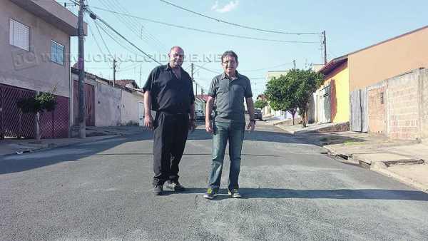 O morador Sidnei Barbosa e o vereador João Zaine na Avenida M-49 do bairro São José