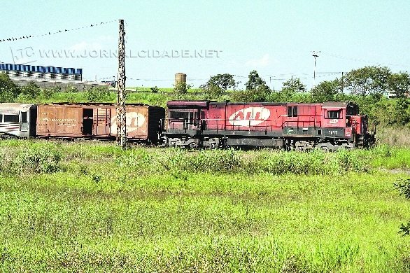 Trem de transporte de carga em tráfego por linha férrea que corta Rio Claro (foto arquivo)