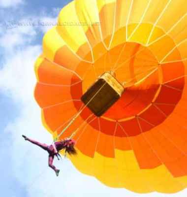Bailarinas aéreas superam limites da gravidade voando em um balão a 20 metros de altura