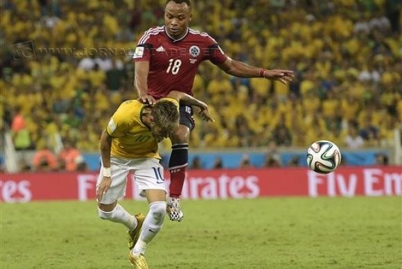 Foto mostra momento em que Neymar foi atingido por Zuñiga (Manu Fernandez /AP/ Direitos Reservados)
