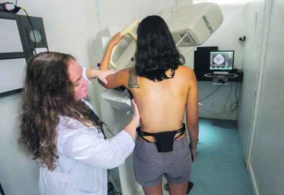 Mulher faz exame em uma Carreta da Mamografia (foto José Lopes Jr./Imprensa Estado). Em Rio Claro, atenderá já no dia 8