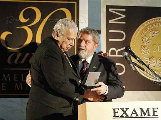 Antônio Ermírio de Moraes recebe prêmio  do então presidente Luiz Inácio Lula da Silva em solenidade de 2003 (Ricardo Stucket / ABr) 