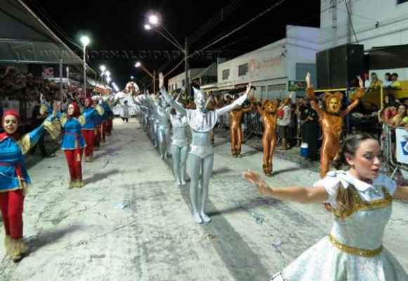 A escola de samba Samuca, por ter-se sagrado campeã deste ano, teve o direito de escolher a data seu desfile
