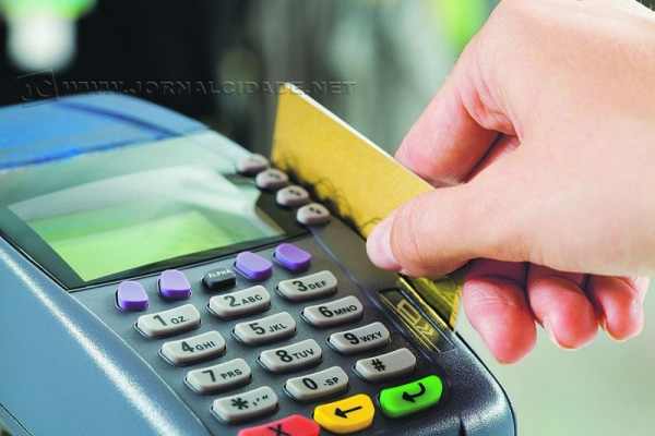 Consumidores têm opção de pagar as compras com cartão de crédito ou carnês. Mas qualquer modalidade exige atenção