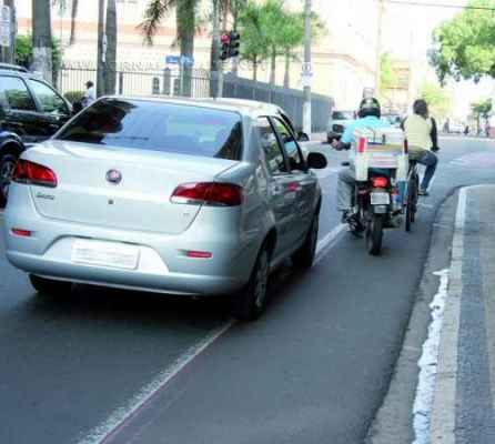 ASSIM NÃO DÁ, ASSIM NÃO PODE: ciclofaixa no centro de RC é tomada por carros, motos e ônibus, menos bicicletas