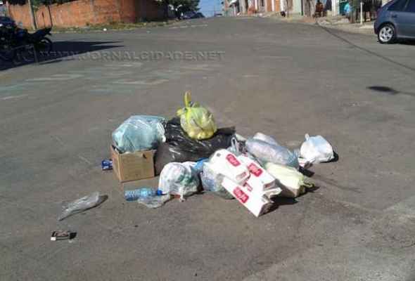 Lixo não deve ser amontoado na rua pela população e por coletores da empresa responsável