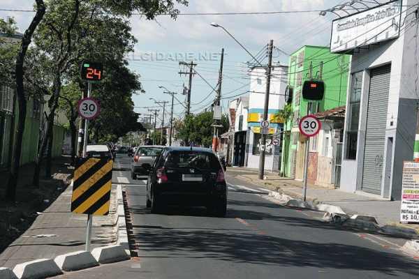 Radares instalados em rua de Rio Claro. Sistema de fiscalização eletrônica começou a funcionar em fevereiro deste ano