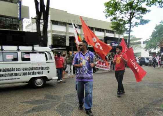 Funcionários municipais e bancários em greve dividem espaço com apoiadores que aguardam Eduardo Suplicy 