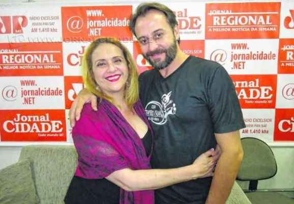 A atriz Imara Reis esteve com o diretor da Cia Tempero D’Alma, Cláudio Lopes, no JC