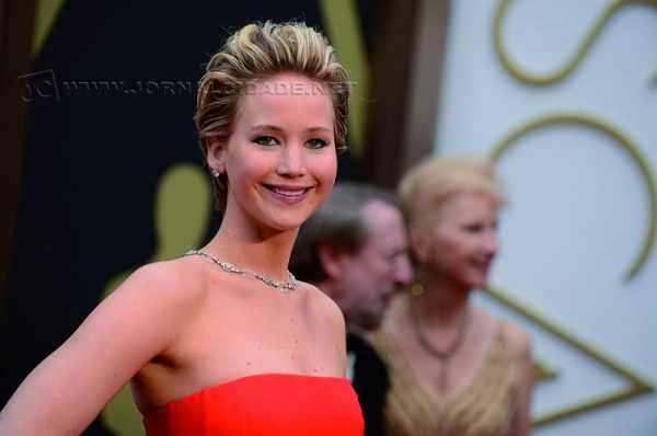 A atriz Jennifer Lawrence, de "Jogos Vorazes", foi vítima de hacker, ao ter fotos íntimas vazadas na internet nesse domingo (Imagem: reprodução)