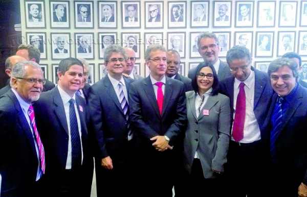 O prefeito Du Altimari ao lado do ministro da Saúde, Arthur Chioro (gravata vermelha ao centro), em Brasília