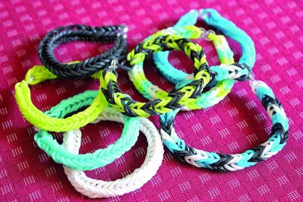 Elásticos coloridos para confeccionar as pulseiras têm grande procura no comércio