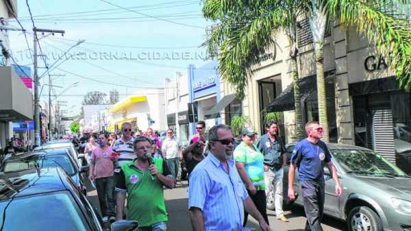 Servidores municipais em greve fizeram protesto em frente à Acirc durante a visita do ministro Guilherme Afif Domingos