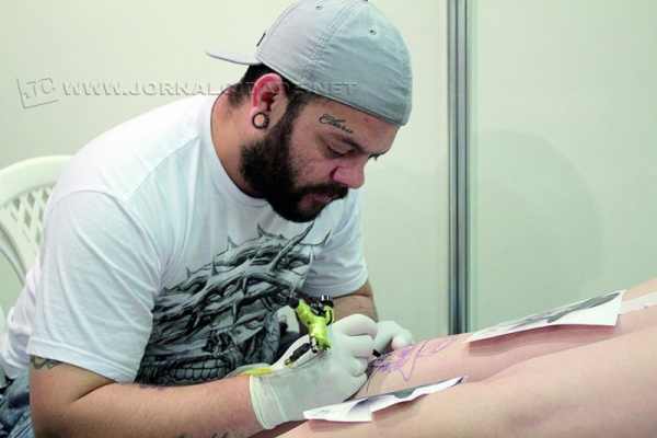 O tatuador rio-clarense Rodrigo Zanello, que está participando do Tattoo Brazil. O reality é gravado no Espírito Santo