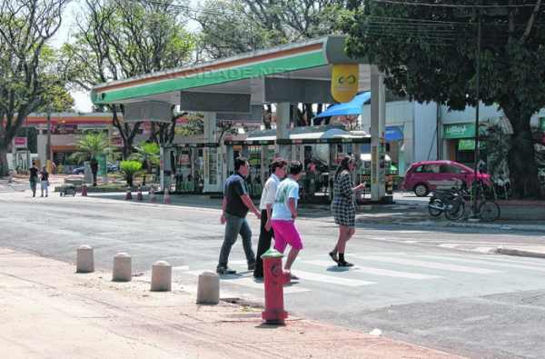 Muitos dos que desejam atravessar a rua esperam sobre a faixa de pedestres, mas os carros não param para dar passagem