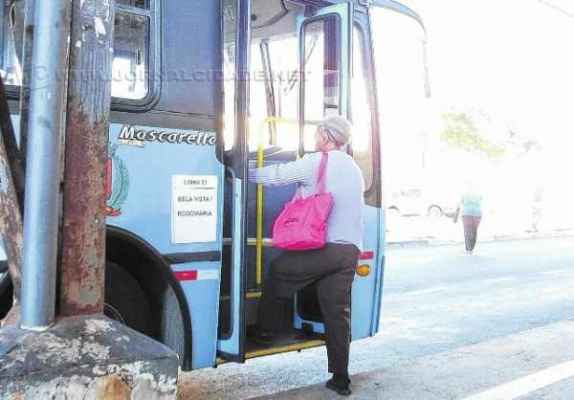 Mulher sobe em ônibus de transporte coletivo na Antiga Estação,Centro; lei de 2003 garante 10% dos assentos para idosos