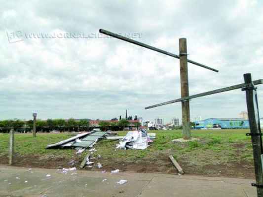 Vendaval destruiu outdoor instalado no Aeroclube. Algumas árvores foram derrubadas e a rede elétrica acabou danificada