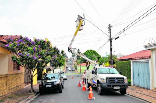Concessionária Elektro trocando lâmpadas em poste localizado em bairro de Rio Claro