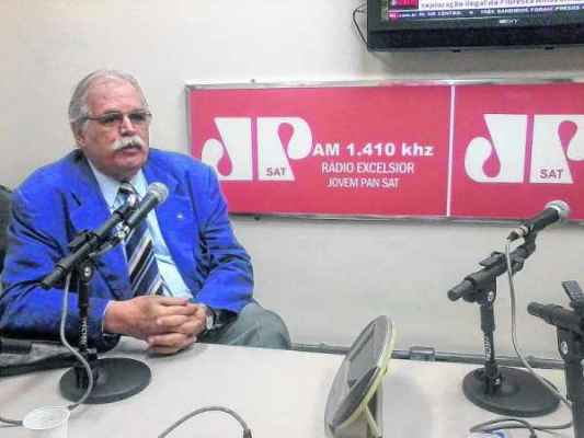 O advogado rio-clarense Irineu Carlos de Oliveira Prado em entrevista no estúdio da Rádio Excelsior Jovem Pan