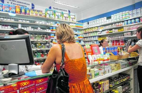 Tomando antibiótico por conta própria, sem supervisão médica e diagnóstico correto, a pessoa está promovendo uma ‘seleção’ de bactérias mais fortes