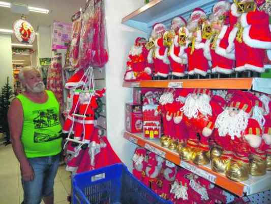 O pintor Dirceu Benedito Vieira da Silva diz que pretende renovar os artigos de Natal para a decoração de sua casa neste ano