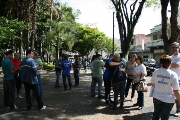 Funcionários em greve estão concentrados no Jardim Público, área Central