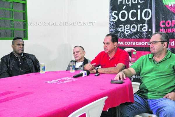 Da esquerda para a direita: Fábio Souza, Haroldo Carlos Amorim, Waguinho Dias e Homero Santarelli durante a apresentação do novo treinador velista
