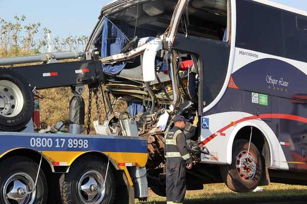 Ônibus que levava estudantes colidiu gravemente com caminhão