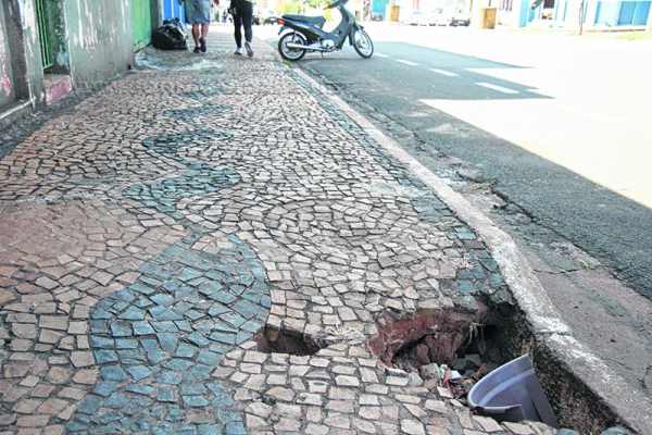 Calçadas com deformidades dificultam a passagem de pedestres