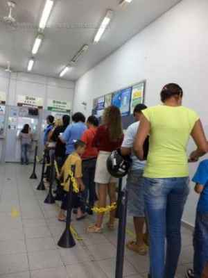 Fila de consumidores à espera de atendimento em casa lotérica na cidade (foto arquivo)