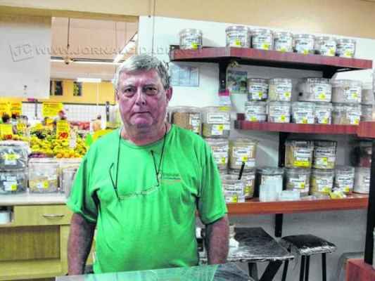 Edson Rocha Cupido, 64, trabalha no empório de um supermercado em Rio Claro desde 2012; renda das pessoas com 60 anos ou mais chega a R$ 446 bilhões