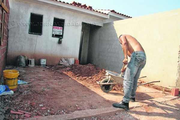 CALOR ESCALDANTE: com o tempo seco, quem trabalha na rua é aquele que mais sofre