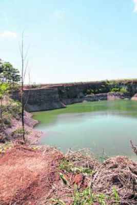 Onze carros foram removidos de uma represa em uma pedreira de Santa Gertrudes