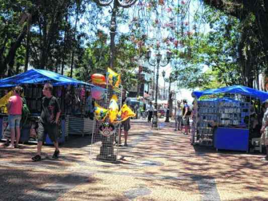 Ambulantes ocupam espaço que divide as duas praças que formam o Jardim Público central