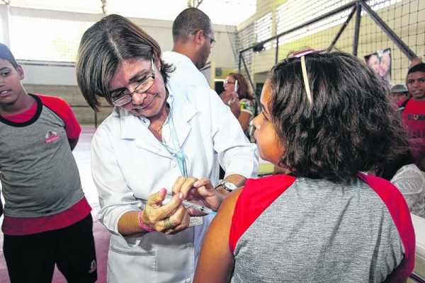 Menina toma vacina contra o HPV, que causa câncer de colo de útero (foto Agência Brasil)