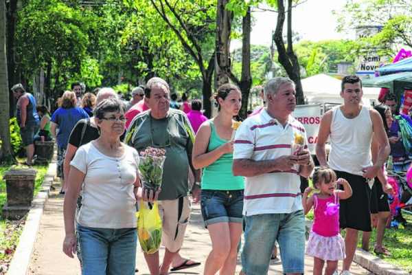 Público chega ao São João Batista no Dia de Finados de 2013; Sepladema destinou 30 vagas a comerciantes para atuarem nas imediações do cemitério