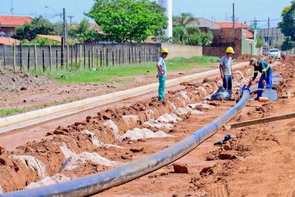 Implantação de adutora em trecho da Avenida dos Costas que logo receberá asfalto