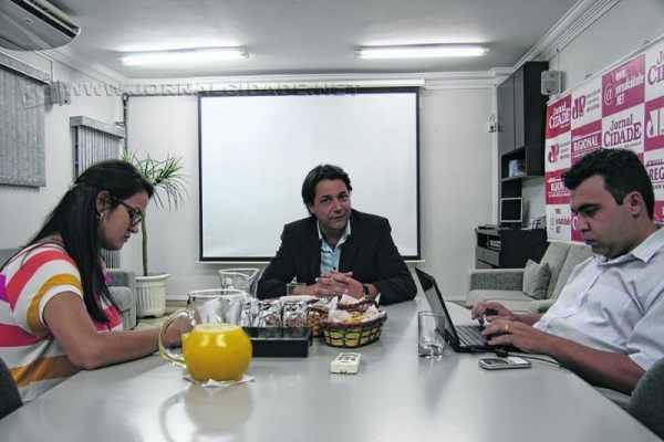 O prefeito Rogério Pascon durante entrevista aos jornalistas Antonio Archangelo e Vivian Guilherme, do Grupo JC