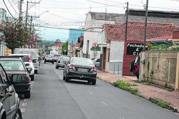 RISCO: os moradores e comerciantes da Avenida 12 denunciam que o limite de velocidade de 40 km/h não é respeitado
