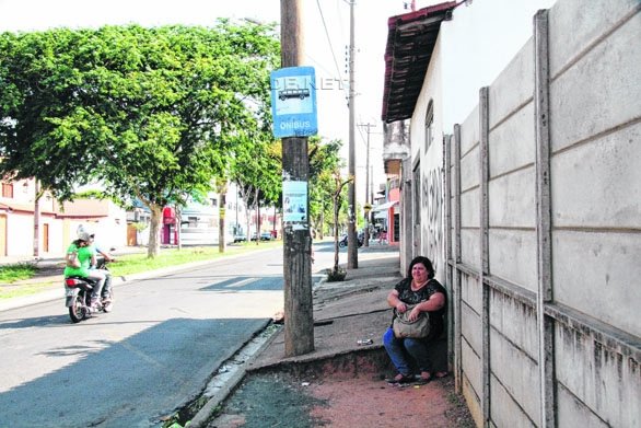 Ponto de ônibus na Avenida 1 do Mãe Preta é um dos inúmeros na cidade sem cobertura